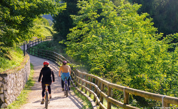 pista ciclabile lungo il lago di Misurina