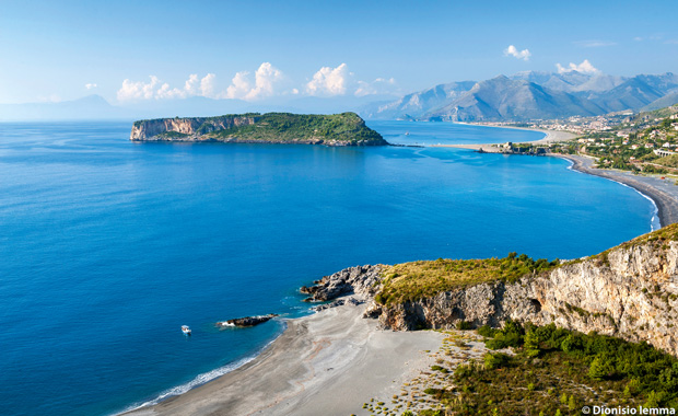 spiaggia del Prete, sullo sfondo l’Isola di Dino e le spiagge di Praia a Mare