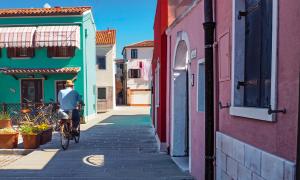 Mann auf dem Fahrrad in Pellestrina