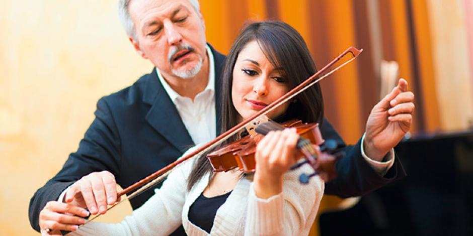 Geigenspielerin mit Musiklehrer