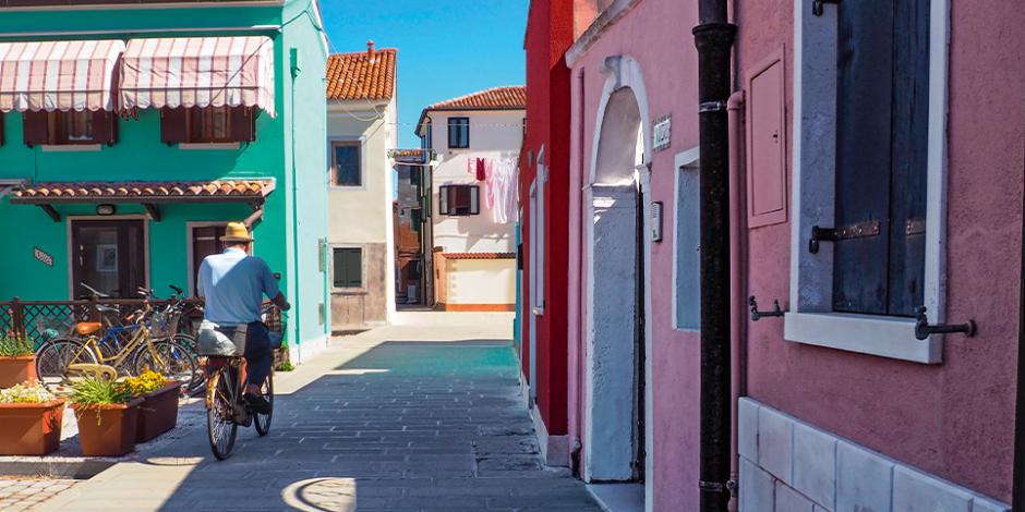 Mann auf dem Fahrrad in Pellestrina